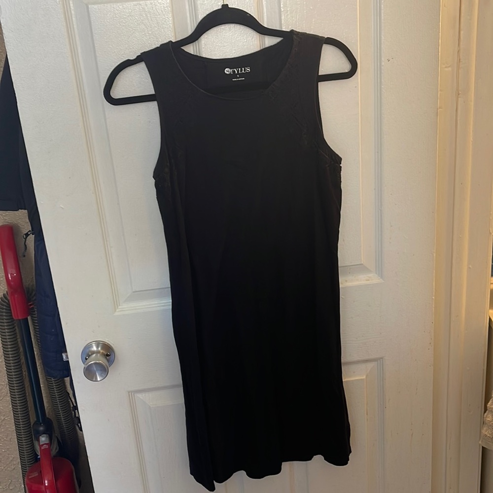 Black sleeveless dress